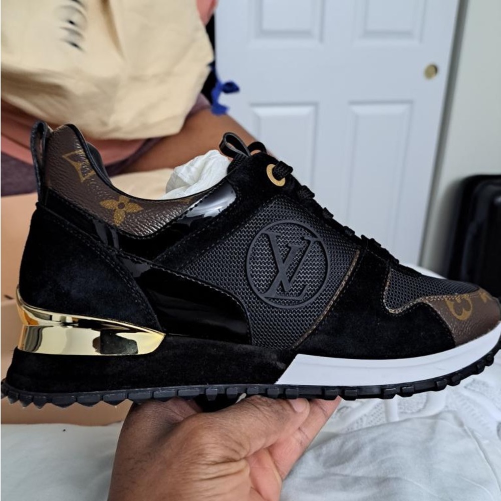 LV SNEAKERS  WORN 1x